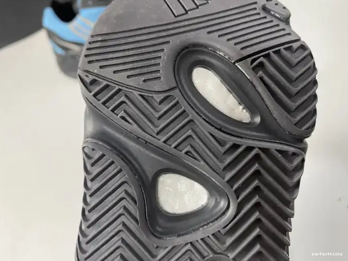 'Bright Boost Cyan' Yeezy 700 GZ3079 MNVN ADIDAS 0502